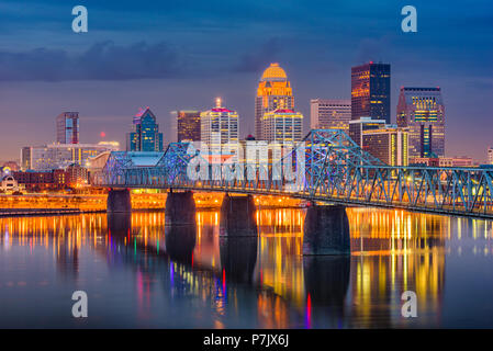 Louisville, Kentucky, USA Centre-ville sur l'Ohio Riiver au crépuscule. Banque D'Images