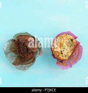 À moitié mangé et blueberry muffins au chocolat dans du papier d'emballage Banque D'Images