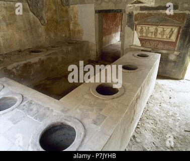 Pompéi. Thermopolium de Asellina. Comptoir Bar avec des trous pour placer les amphores contenant des boissons. Campania, Italie. Banque D'Images