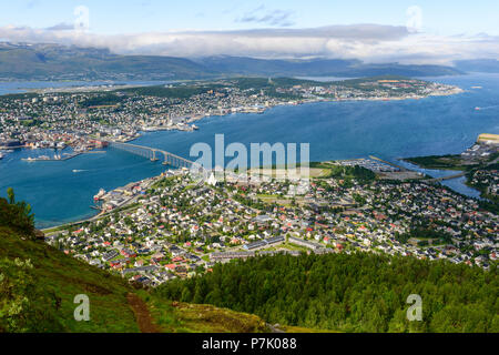 Tromsø vu de juste sous le Fjellstua/Storsteinen (421 m). Fløya, Tromsø, Troms, Norvège. Banque D'Images