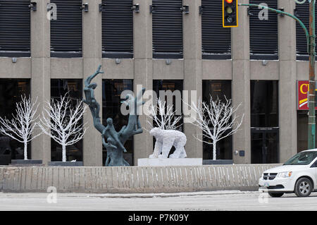 WINNIPEG, CANADA - 2014-11-17 : Enfants Arbre sculpture par Leo Mol entouré de décorations d'hiver en face de l'édifice Richardson sur Portage Ave dans le centre du Manitoba Winnipeg capital city Banque D'Images