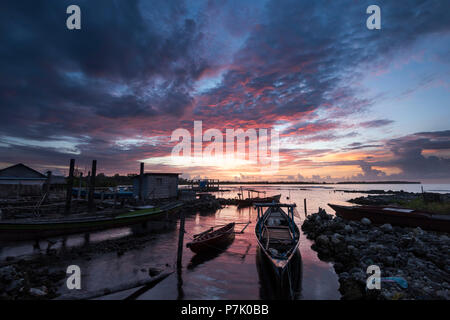 Bateaux de pêche dans le port de Haloban pendant le coucher du soleil Banque D'Images