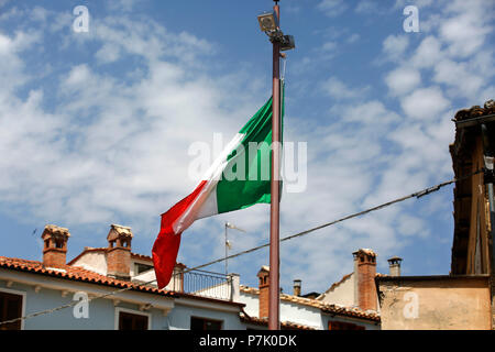 Drapeau tricolore italien ou flying in Castelli, Italie. Banque D'Images