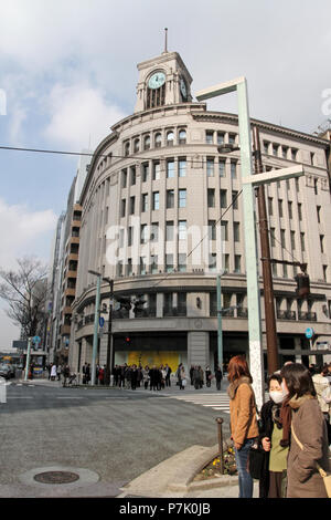 Paysage urbain des rues de Ginza à Tokyo, Japon - 24 janvier 2011. Wako Ginza building avec grande horloge Seiko Banque D'Images