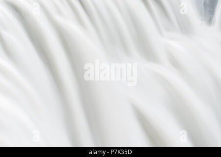 L'Islande Dettifoss cascade, plus grand plus grand volume en Europe libre, gris, de l'eau Gros plan abstrait, modèle de l'eau exposition longue lisse Banque D'Images