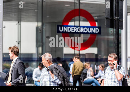 Londres, Royaume-Uni - 21 juin 2018 : les visages des hommes en attente permanente à la circulation des piétons en métro Métro léger tube sur street road à trajet du matin dans le cen Banque D'Images