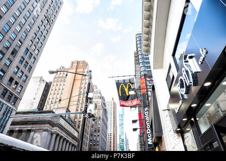 La ville de New York, USA - 6 Avril 2018 : New York Manhattan Midtown bâtiments de Herald Square, signe pour MCDONALD'S, à la recherche jusqu'à Cityscape Banque D'Images