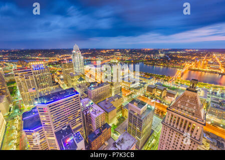 Cincinnati, Ohio, USA ci-dessus de l'horizon au crépuscule. Banque D'Images