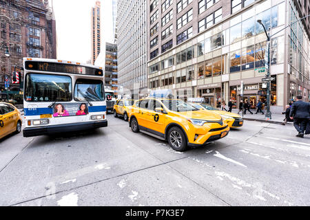 La ville de New York, USA - 6 Avril 2018 : NEW YORK midtown Manhattan bâtiments de Herald Square, route, signe, voitures, bus en attente sur la 6ème avenue, les taxis jaunes Banque D'Images