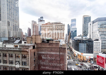 La ville de New York, USA - 6 Avril 2018 : Vue aérienne de la ville urbaine, Empire State, Skyline, bâtiment sur le toit des gratte-ciel à New York Herald Square Midtown w Banque D'Images