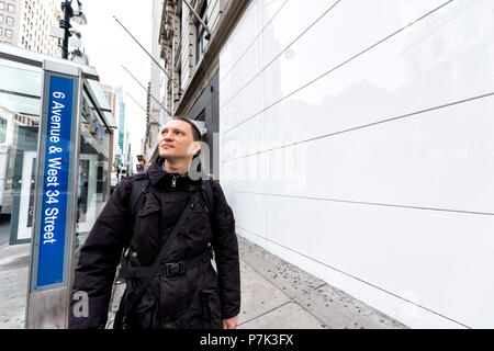 La ville de New York, USA - 7 Avril 2018 : Manhattan Midtown New York Herald Square, 6ème avenue road, personne heureuse homme gens piétons circulent, looking up Banque D'Images