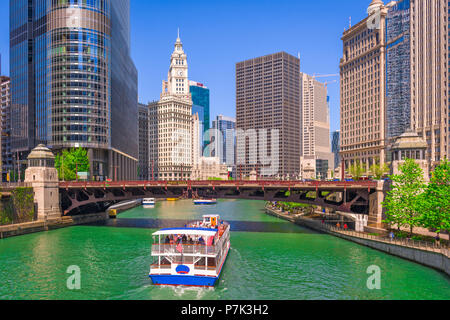 Chicago, Illinois, USA croisière touristique et sur les toits de la rivière. Banque D'Images