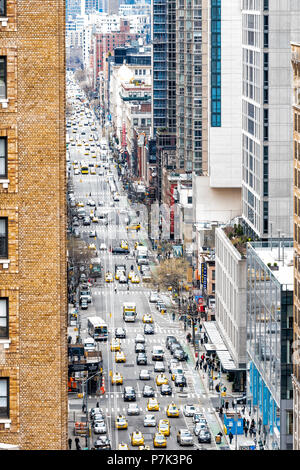 La ville de New York, USA - 7 Avril 2018 : antenne vue verticale de rue en milieu urbain sur le toit du bâtiment en brique à New York Herald Square Midtown avec 6ème avenue road Banque D'Images