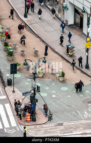 La ville de New York, USA - 7 Avril 2018 : Vue aérienne de la 6e avenue urbain paysage routier à New York Herald Square Midtown, voitures, la circulation, les piétons circulant Banque D'Images