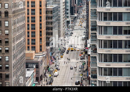 La ville de New York, USA - 7 Avril 2018 : vue aérienne à bas de rue en milieu urbain sur le toit du Building à New York Herald Square Midtown avec 6ème avenue road, Banque D'Images