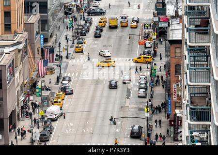 La ville de New York, USA - 7 Avril 2018 : vue aérienne à bas de rue en milieu urbain sur le toit du Building à New York Herald Square Midtown avec 6ème avenue road, Banque D'Images