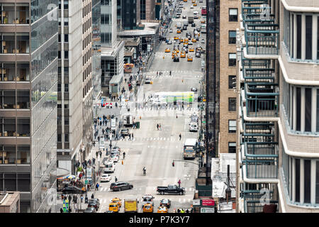 La ville de New York, USA - 7 Avril 2018 : Vue aérienne de l'échafaudage de construction de paysage de rue urbaine bâtiment sur le toit de New York Herald Square Midtown w Banque D'Images