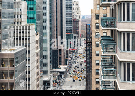 La ville de New York, USA - 7 Avril 2018 : Vue aérienne de l'échafaudage de construction de paysage de rue en milieu urbain, paysage urbain, ciel, immeubles à New York Herald Square Midt Banque D'Images