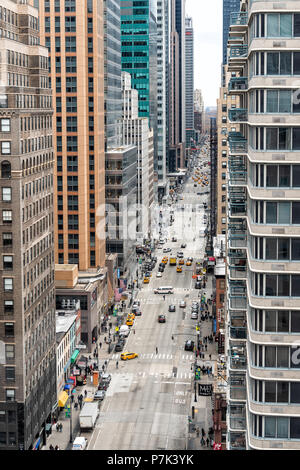 La ville de New York, USA - 7 Avril 2018 : antenne vue verticale de paysage urbain, paysage urbain, ciel, immeubles à New York Herald Square Midtown avec 6e Banque D'Images