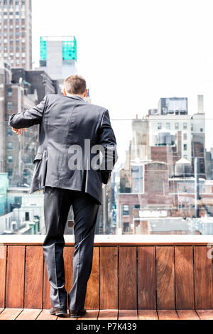 Dos de jeune businessman standing in costume froissé à bas à New York Ville paysage urbain dans le centre de Manhattan skyline après entrevue brea Banque D'Images