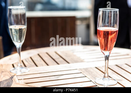 Libre de deux verres de blanc et rose champagne vin au restaurant ou réception de mariage table en bois à l'extérieur de l'arrière-plan flou, personne ne Banque D'Images