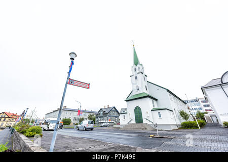 Reykjavik, Islande - 19 juin 2018 : l'église luthérienne indépendante, libre, Frikirkjan avec signe pour Listasafn Islands National Gallery au centre-ville de capitale Banque D'Images