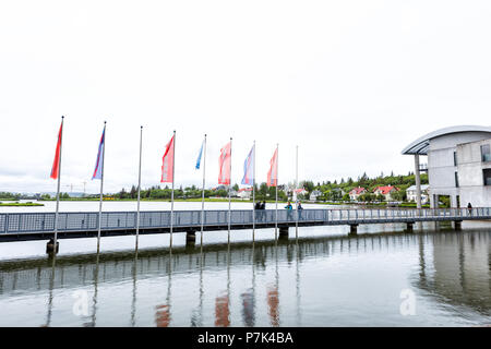 Reykjavik, Islande - 19 juin 2018 : Hôtel de ville avec des affiches, des drapeaux ou des bannières sur le pont avec la réflexion au centre-ville de capitale, Reykjavikurtjor Banque D'Images