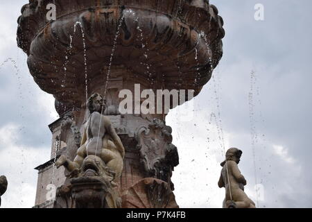 L'impressionnante fontaine de Neptune, Piazza Duomo, dans le centre de Trento, Italie - exemple de baroque italien, l'art et l'histoire ! - Incroyable jeux d'eau Banque D'Images