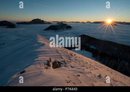 Voir à Jochberg au-dessus des nuages en hiver, les montagnes sur le lac Walchen, Alpes bavaroises, Upper Bavaria, Bavaria, Germany Banque D'Images