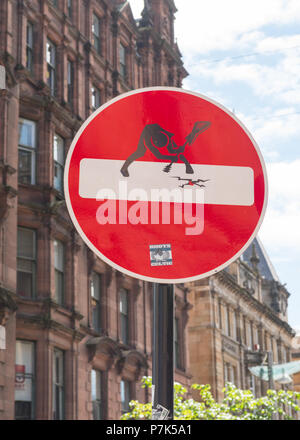 Clet Abraham street art road sign titre 'The Clash' sur Buchanan Street, Glasgow, Scotland, UK Banque D'Images