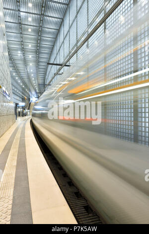 Allemagne, Saxe, Leipzig, Leipzig, Tunnel Ville station 'Wilhelm-Leuschner-Platz', arrivant en train, exposition, traces de lumière de l'ampoule Banque D'Images