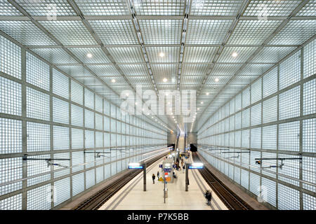 Allemagne, Saxe, Leipzig, Leipzig, Tunnel Ville station 'Wilhelm-Leuschner-Platz', arrivant en train, exposition, traces de lumière de l'ampoule Banque D'Images