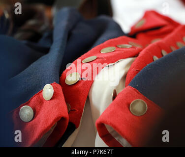 L'uniforme typique de la période de la guerre révolutionnaire avec rouge, blanc et tissu bleu et boutons métalliques Banque D'Images