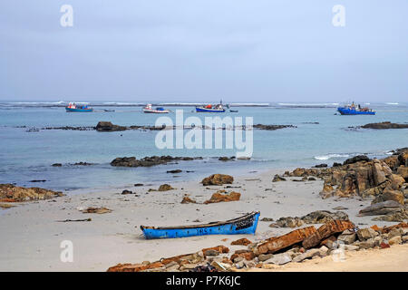 Port avec bateaux pour la recherche de diamant sur le fond marin en Afrique du Sud, Port Nolloth Banque D'Images