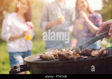 La friture de viande sur le gril en plein air. Banque D'Images