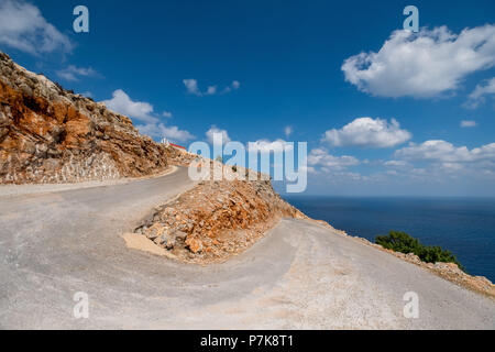 La serpentine, route raide de seitan limania plage, courbe raide, chemin de terre, caché echelle bay, Chania, Crete, Greece, Europe Banque D'Images