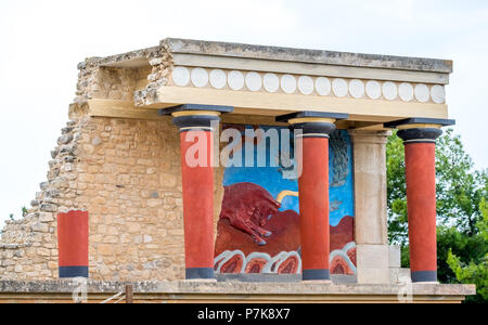 Piliers et bull fresco après Arthur Evans, parties du complexe du temple Minoen de Knossos, le palais de Knossos, ville antique de Knossos, Héraklion, Knossos, Crète, Grèce, Europe Banque D'Images