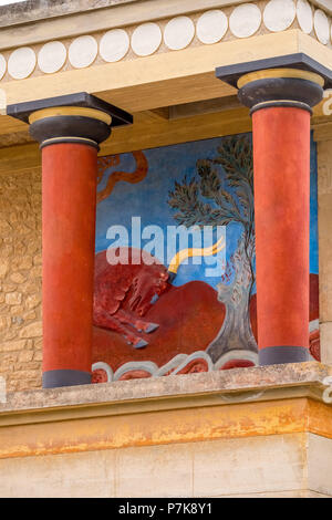 Piliers et bull fresco après Arthur Evans, bull avec cornes jaune antique, peinture, parties du complexe du temple Minoen de Knossos, le palais de Knossos, ville antique de Knossos, Héraklion, Knossos, Crète, Grèce, Europe Banque D'Images