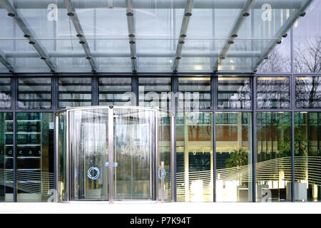 D'entrée en verre SCHOTT AG siège de la région de Mayence avec une porte tournante et un toit en verre, Banque D'Images