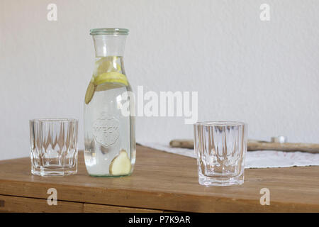Carafe en verre avec deux verres. Banque D'Images