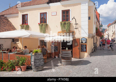 Rue principale de la vieille ville, restaurant Altes Presshaus, Dürnstein, Wachau, Basse Autriche, Autriche Banque D'Images