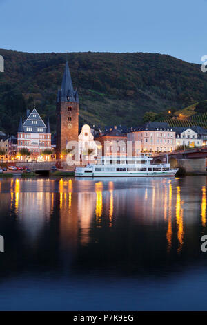 Bernkastel-Kues avec l'Église qui reflète dans la Moselle, Rhénanie-Palatinat, Allemagne Banque D'Images