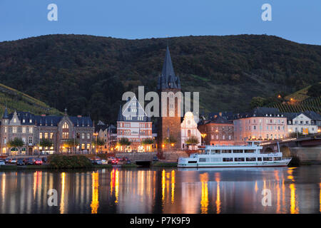 Bernkastel-Kues avec l'Église qui reflète dans la Moselle, Rhénanie-Palatinat, Allemagne Banque D'Images