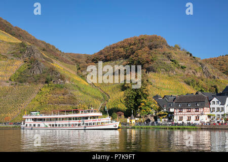 Navire d'excursion sur la Moselle, à l'automne de Beilstein, Rhénanie-Palatinat, Allemagne Banque D'Images