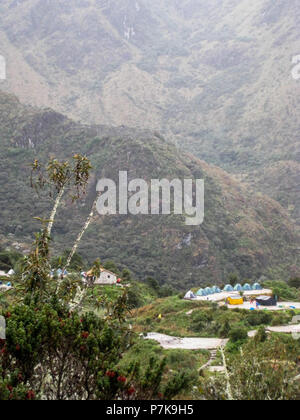 Camp randonneurs au cœur de la Cordillère des Andes, sur la piste de l'Inca à Machu Picchu ville perdue au Pérou, Amérique du Sud. Pas de personnes. Banque D'Images