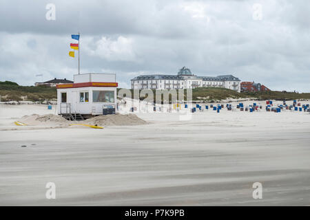 Allemagne, Basse-Saxe, Frise Orientale, Juist, plage watch avec l'ancien Kurhaus, aujourd'hui un hôtel (à l'arrière-plan). Banque D'Images