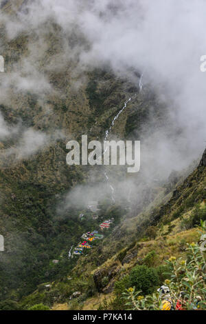 Camp randonneurs au cœur de la Cordillère des Andes, sur la piste de l'Inca à Machu Picchu ville perdue au Pérou, Amérique du Sud. Pas de personnes. Banque D'Images