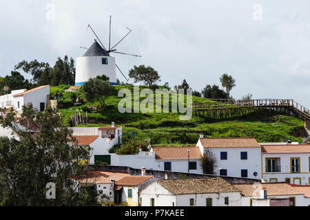 La petite ville pittoresque de Odeceixe avec son joli centre ville près de la côte rocheuse sauvage sur l'Océan Atlantique Banque D'Images