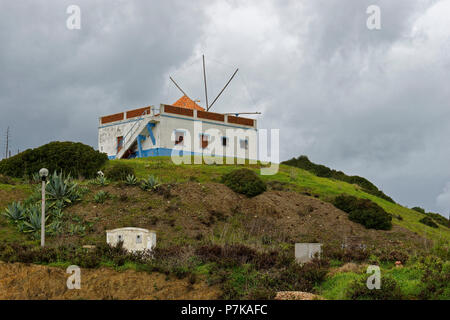 Moulin dans le village de pêcheurs Carrapateira, Parc Naturel du Sud-Ouest Alentejano et Costa Vicentina, Algarve Banque D'Images