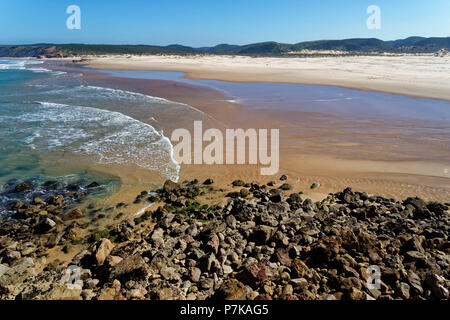 Praia da Bordeira avec l'embouchure de la Ribeira da Carrapateira dans l'océan Atlantique, près du petit village de pêcheurs Carrapateira sur la côte rocheuse et sauvage sur l'Océan Atlantique Banque D'Images